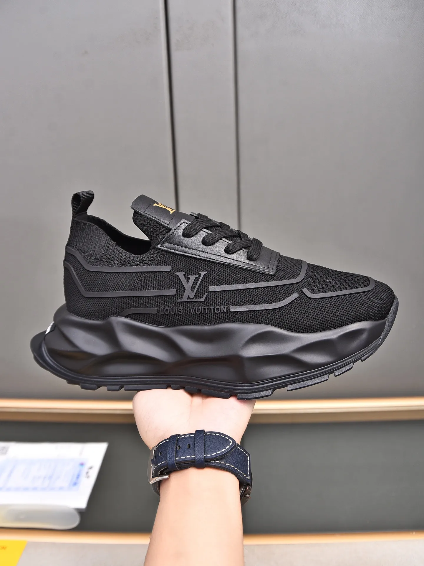 Men's shoes 💰500 LV high-end hot model 👍 Counter 1 design. The face is made of high-elastic fly knit + cowhide + imported glue! TPU outsole is easy to put on, light, comfortable and elastic, trendy and fashionable! ! ! 💪Multiple colors to choose from! Code number: 38-44 (45 46 customized)